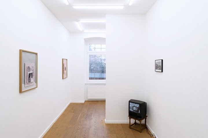 Ivona Tau, Longing for an embrace, longing for a gaze, Galerie Met, Somewhere, Something Shines
