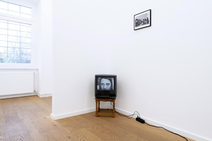 Ivona Tau, Longing for an embrace, longing for a gaze, Galerie Met, Somewhere, Something Shines
